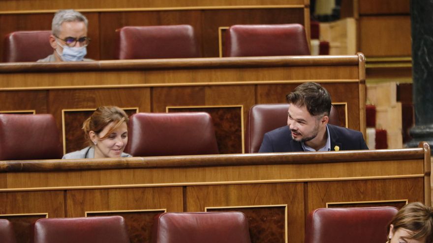 Archivo - Los diputados de ERC Carolina Telechea y Gabriel Rufián en una sesión plenaria