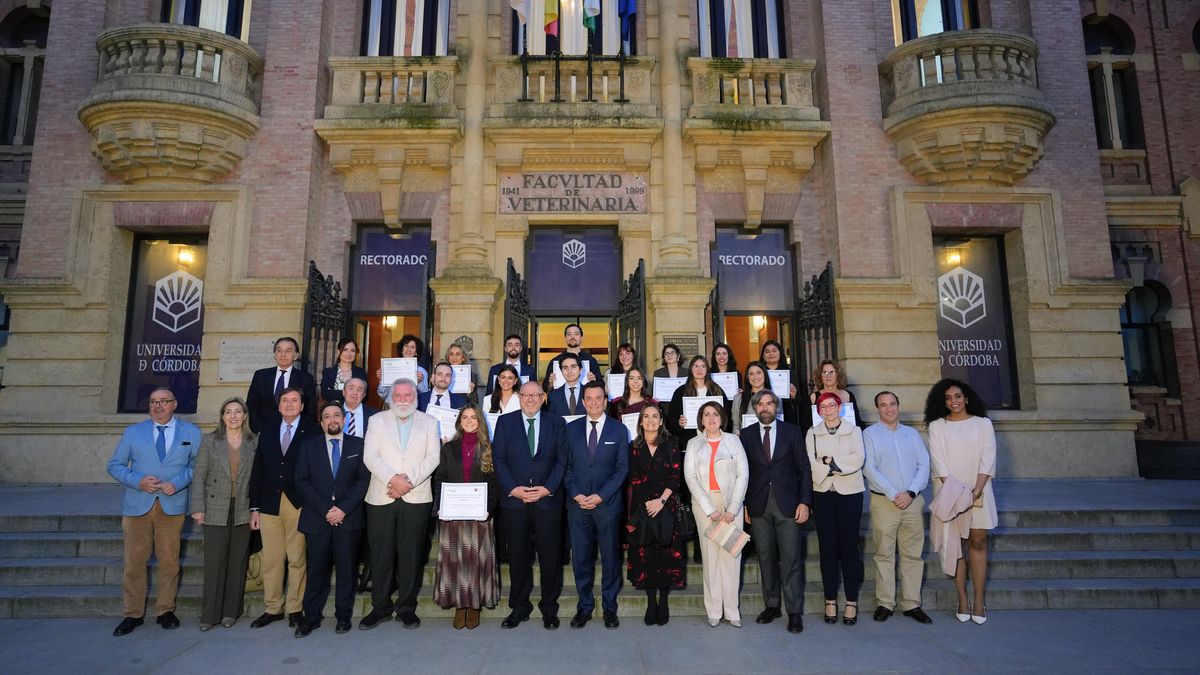 Foto de familia con los premiados.
