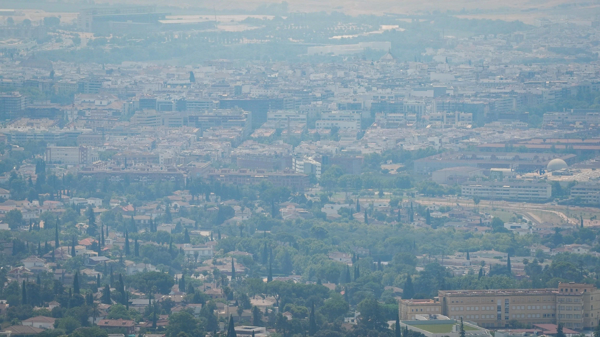 Córdoba bajo el humo de los incendios del centro de la península