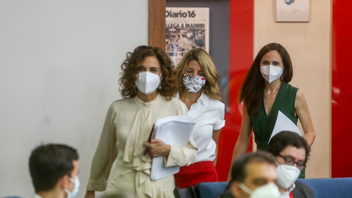 (I-D) La ministra portavoz, María Jesús Montero; la vicepresidenta tercera, Yolanda Díaz y la ministra de Derechos Sociales y Agenda 2030, Ione Belarra, a su llegada para comparecer en rueda de prensa tras el Consejo de Ministros, a 8 de junio de 2021.