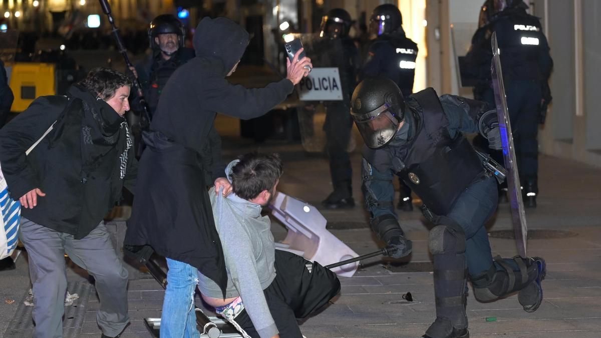 Protests and Clashes Erupt in A Coruña Following Vox Rally and Police Intervention