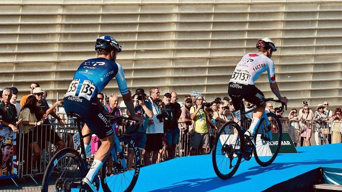 Dos corredores del equipo de Israel en la presentación en la clásica de Donostia de 2024.