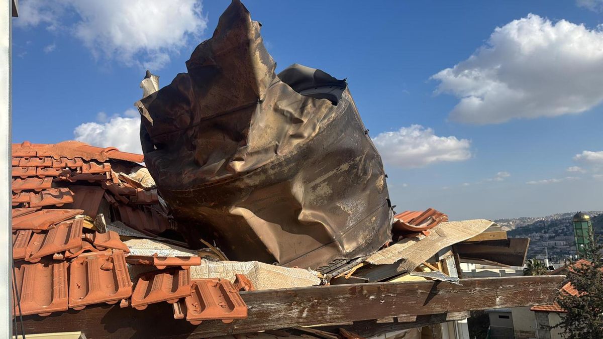 Fragmentos de un misil iraní interceptado cayeron este lunes sobre Jerusalén Este. 