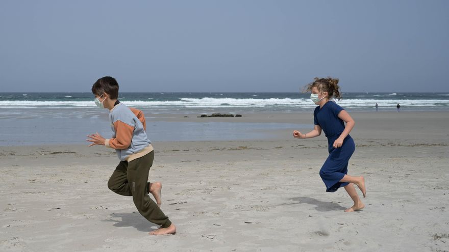 Un niño y una niña en la Playa das Salseiras, a 3 de abril de 2021, en A Laracha, A Coruña