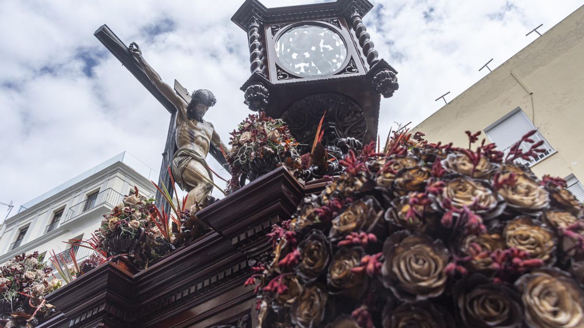El original exorno floral del Cristo de la Fundación de los Negritos