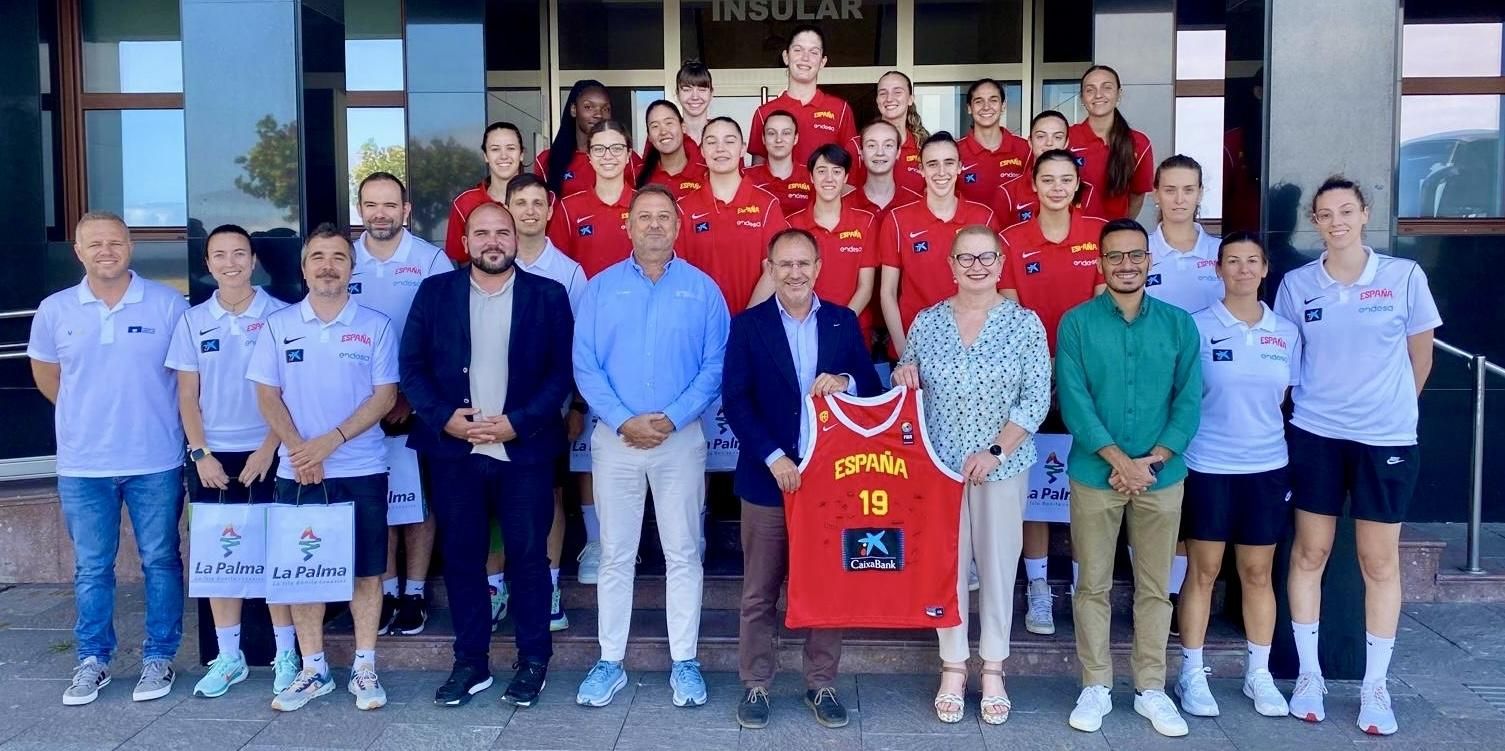 Los tres equipos fueron recibidos por las autoridades insulares.