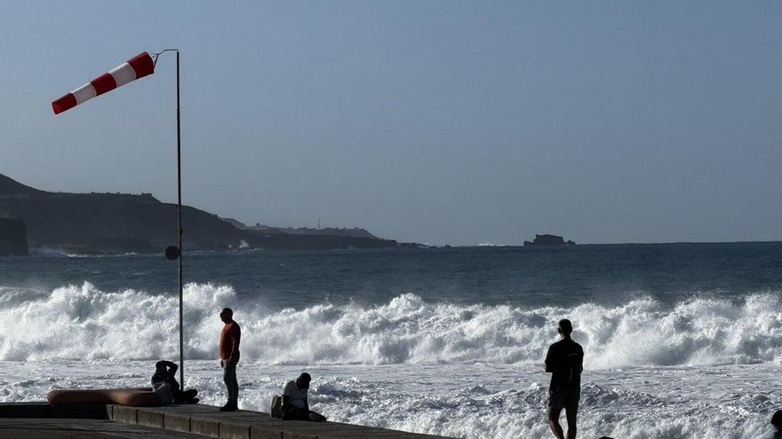 El intenso oleaje golpea especialmente en las costas abiertas al oeste, norte y nordeste de las islas