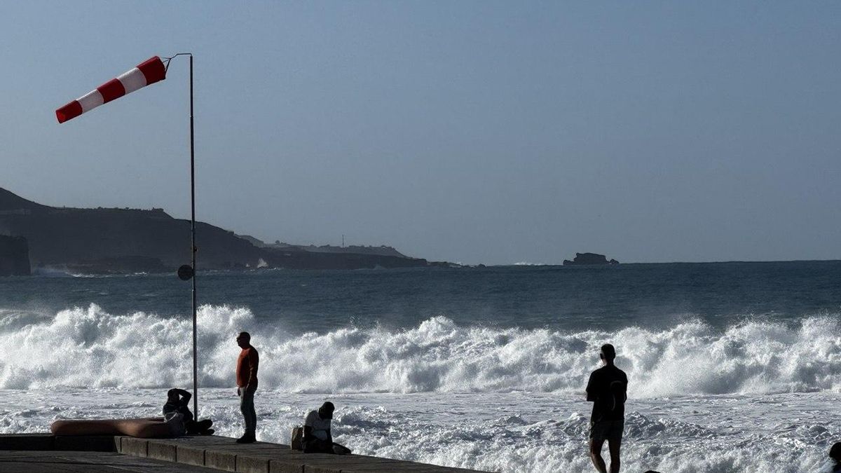 El intenso oleaje golpea especialmente en las costas abiertas al oeste, norte y nordeste de las islas