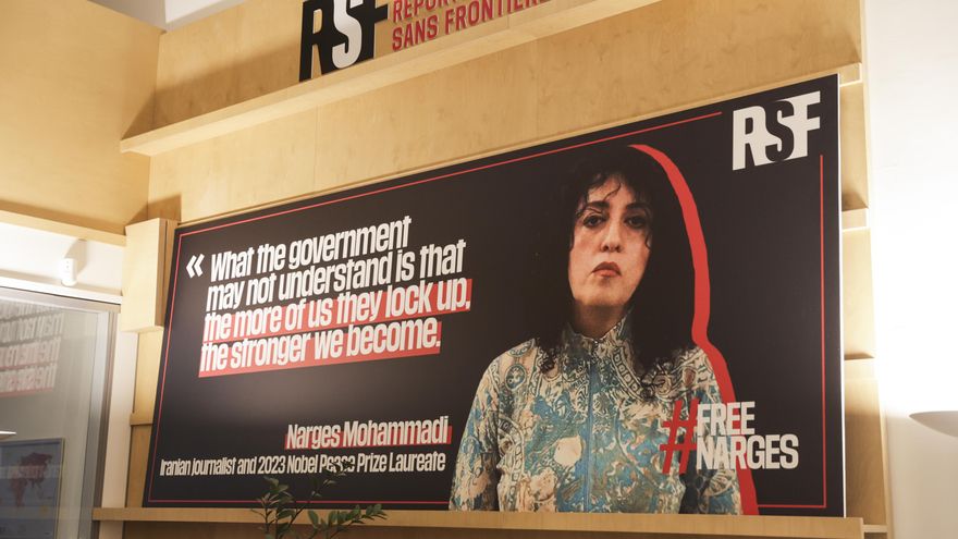 Un cartel muestra el retrato de la periodista iraní y premio nobel de la paz Narges Mohammadi en la sede de Reporteros sin Fronteras en París, Francia, en una imagen de archivo. EFE/EPA/TERESA SUAREZ