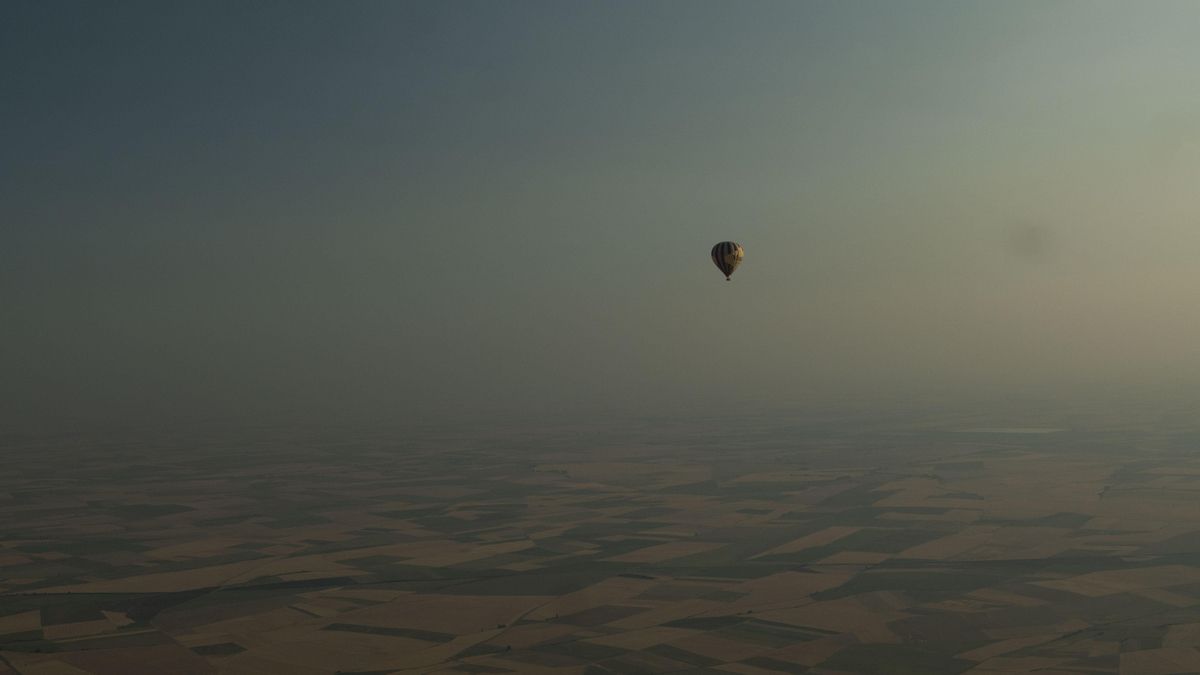 Un globo se prepara para contemplar la totalidad desde el cielo de Palencia
