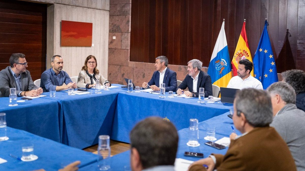 Imagen de archivo de la reunión celebrada por las OPA con el presidente de Canarias, Fernando Clavijo, para analizar el contenido del decreto ahora vigente.