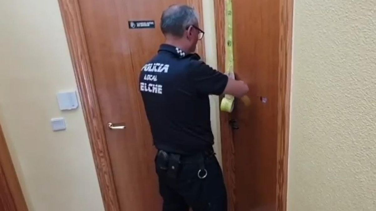 La Policía Local de Elche ha precintado la vivienda que se usaba como residencia ilegal.