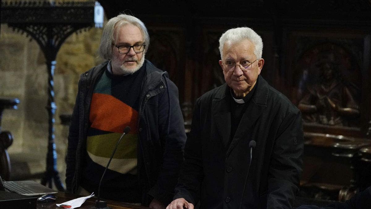 El historiador y arqueólogo Iván Muñiz junto al Deán de la Catedral de Oviedo, Benito Gallego.