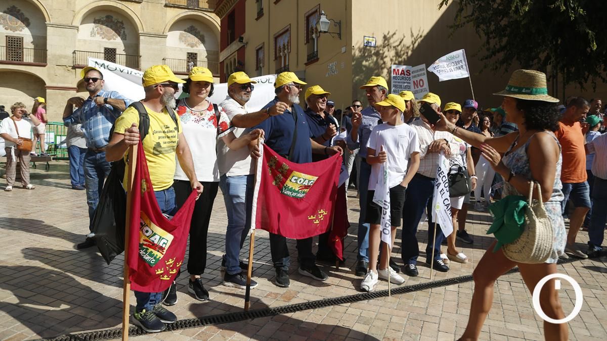 Concentración del sector agrario ante los ministros de la Unión Europea en la Puerta del Puente