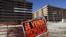Los españoles cada vez compran menos viviendas y alquilan más.