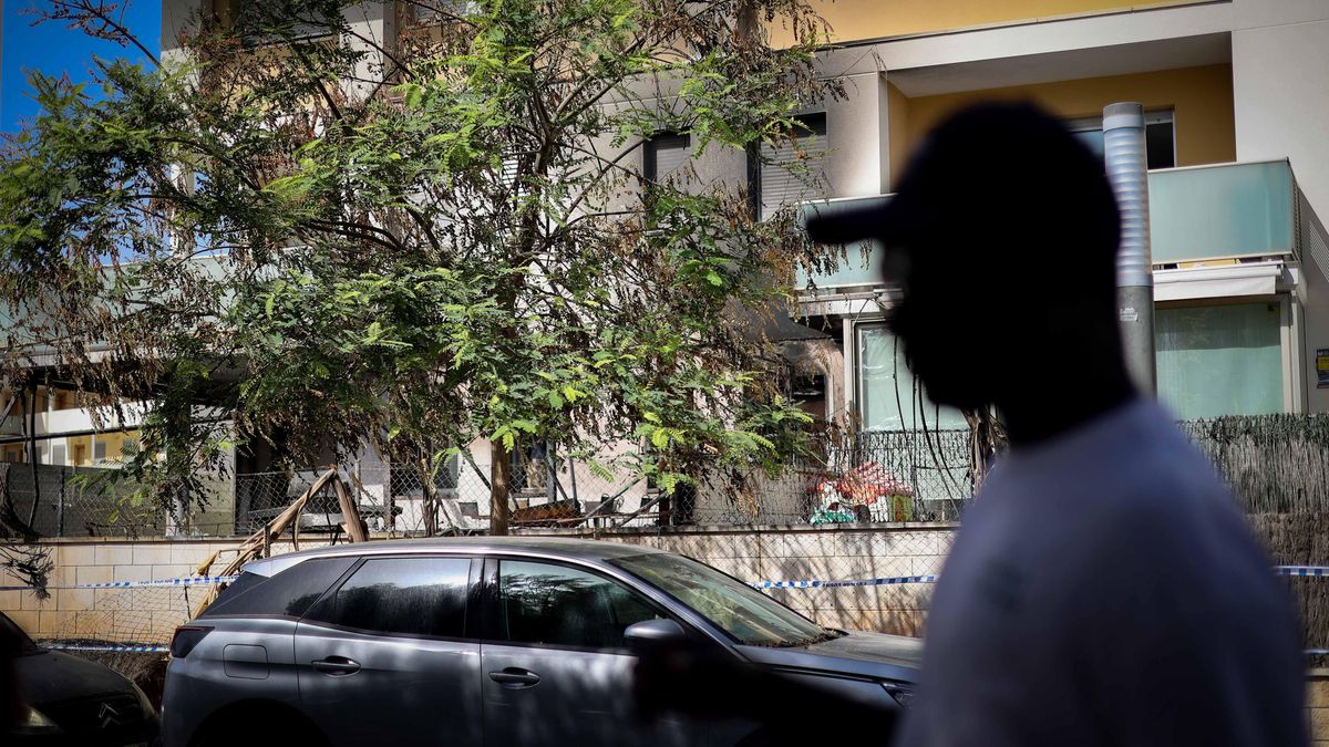 El héroe local observa el edificio de Cala de Bou que hubiera ardido en llamas de no haber sido por su intervención.