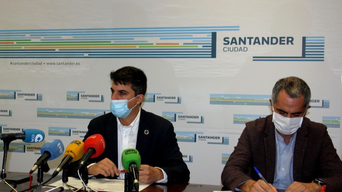 Los portavoces municipales de Santander de PSOE, Daniel Fernández, y UxS,Miguel Saro