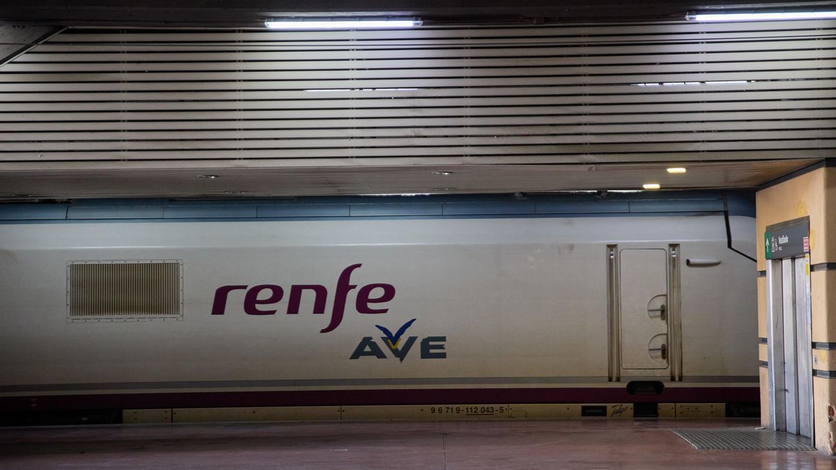 Archivo - Vista de vagón de AVE en la Estación Madrid Chamartín–Clara Campoamor