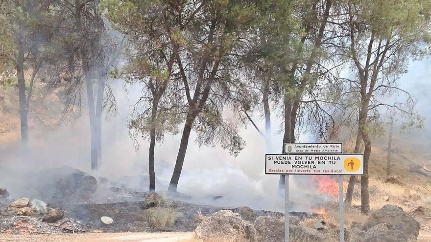 Un incendio forestal en Rute moviliza a 70 efectivos y un amplio despliegue aéreo y terrestre