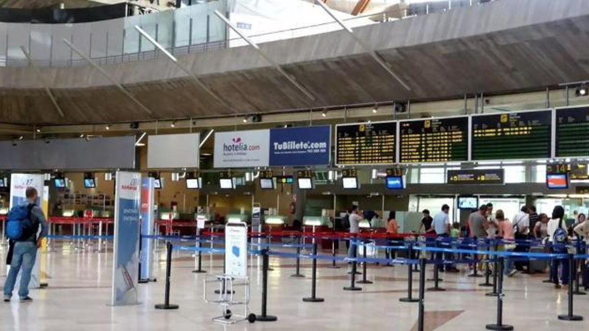 Más de 800.000 turistas y unos 60.000 italianos residentes en Canarias tendrán que pasar control fronterizo