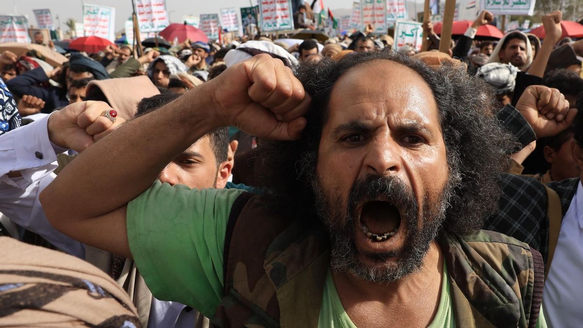 Simpatizantes hutíes (integrantes de un movimiento político-religioso chiíta de la rama zaydí) protestan en Saná, Yemen, contra Estados Unidos e Israel, en rechazo a la campaña militar en Gaza y a la violencia en Cisjordania, como el asesinato del niño Amro Ali Khaled Qabaha.