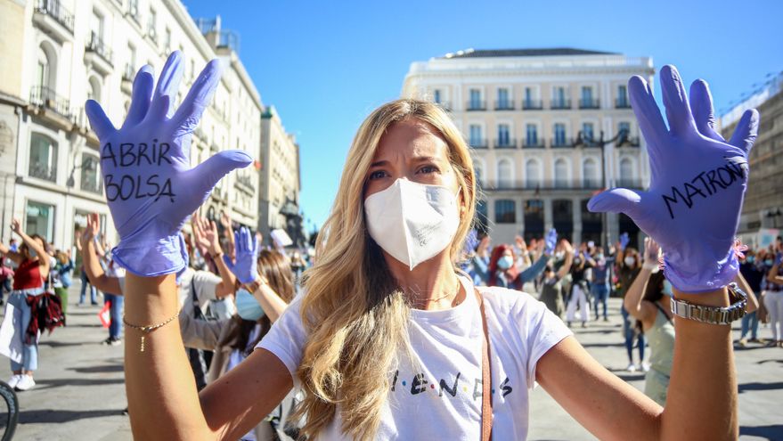 Una enfermera en una concentración frente a la sede de la Comunidad de Madrid para reivindicar más protección y recursos para la sanidad pública.