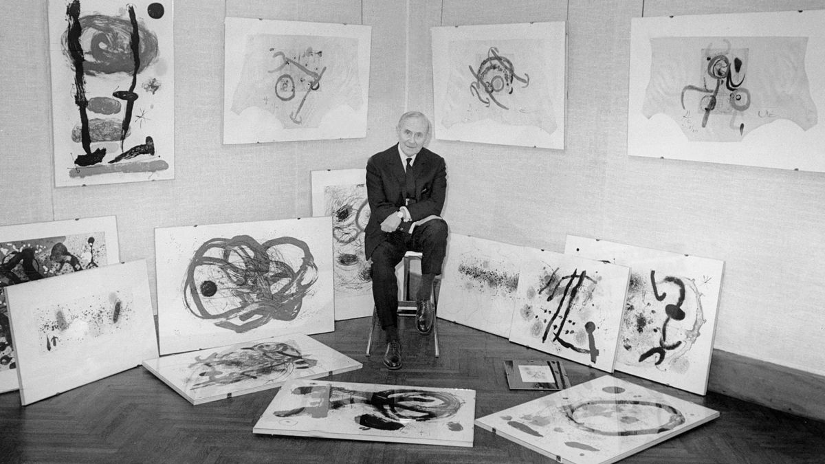 El pintor en su estudio de Barcelona en 1963, rodeado de alguna de sus obras.