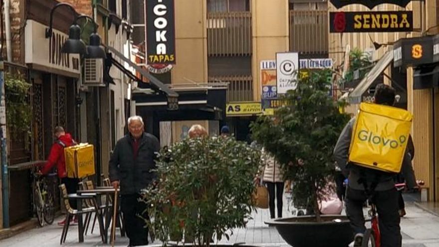 Un 'rider' de Glovo por las calles de León.