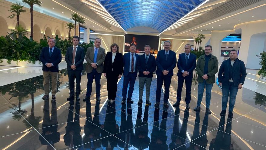Page se va a China a buscar "grandes inversiones" y el PP lo critica por el "momento de extrema gravedad"