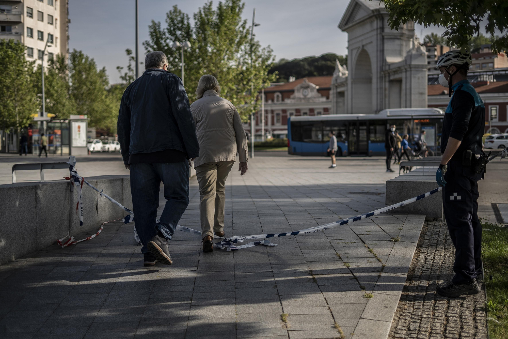 Una pareja saliendo de Madrid Río por indicaciones de la policía ya que se encuentra cerrado.