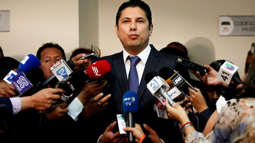 En la imagen, el exdiputado opositor ecuatoriano Fernando Balda (c).