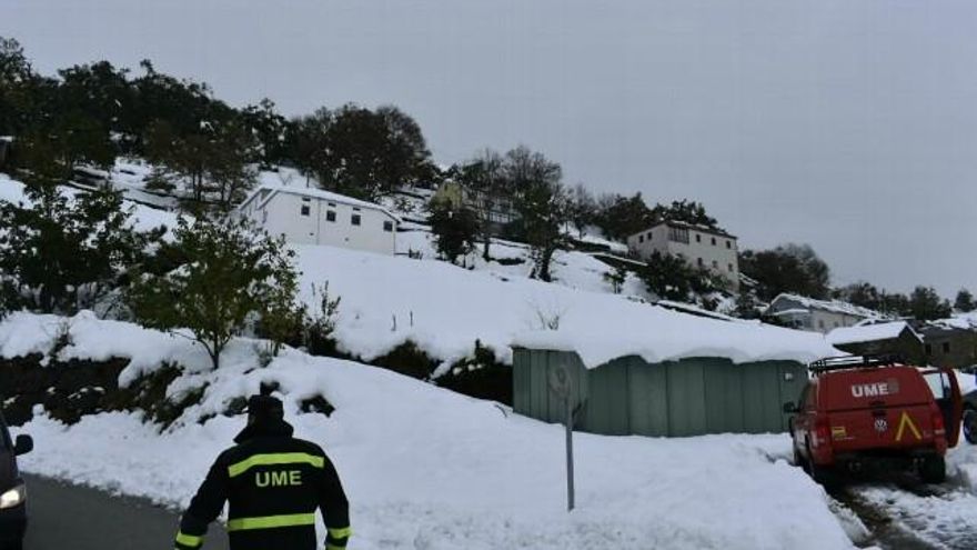 Efectivos de la ULE de El Ferral del Bernesga intervienen para reestablecer el tráfico en Asturias.