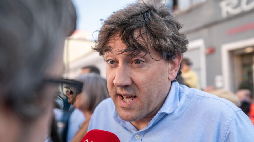 Archivo - El secretario general del PSE-EE, Eneko Andueza, atiende a los medios de comunicación durante la manifestación de la plantilla de Bridgestone en la jornada de huelga por el ERE, a 8 de abril de 2025, en Basauri, Vizcaya, País Vasco (España).