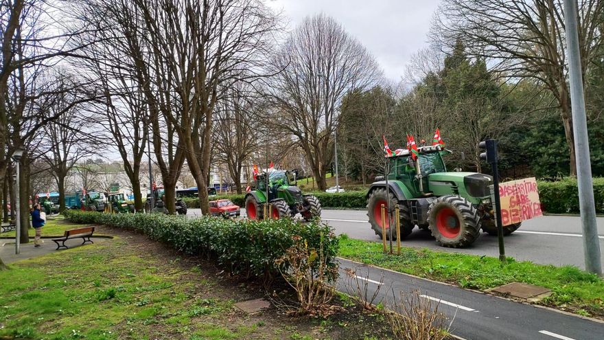Gipuzkoa ya no es la excepción y una convocatoria por WhastApp saca los tractores a la calle sin los sindicatos