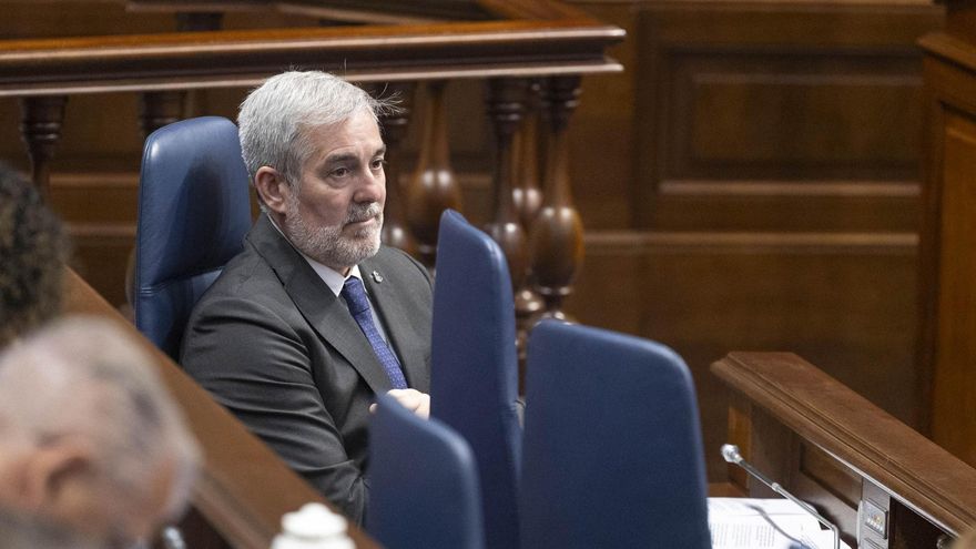 Clavijo presume de datos económicos y la oposición le recuerda que ha subido la exclusión social en Canarias