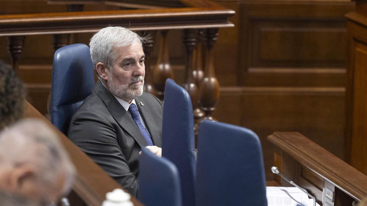 Clavijo presume de datos económicos y la oposición le recuerda que ha subido la exclusión social en Canarias