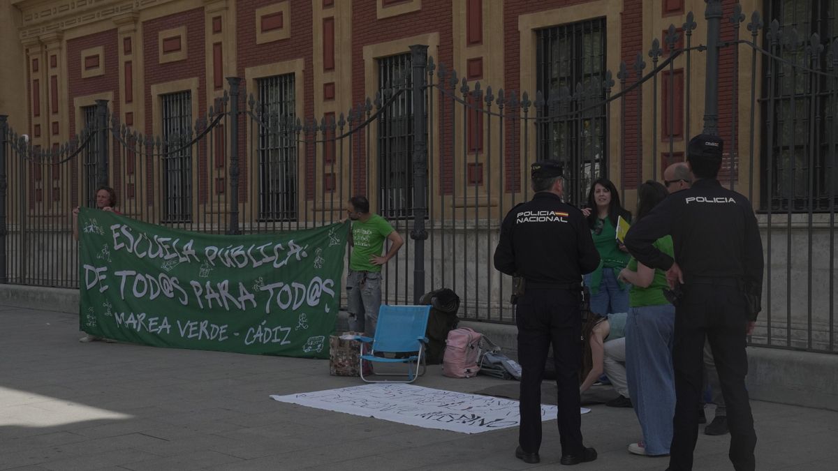 Manifestantes acampando junto al Palacio de San Telmo