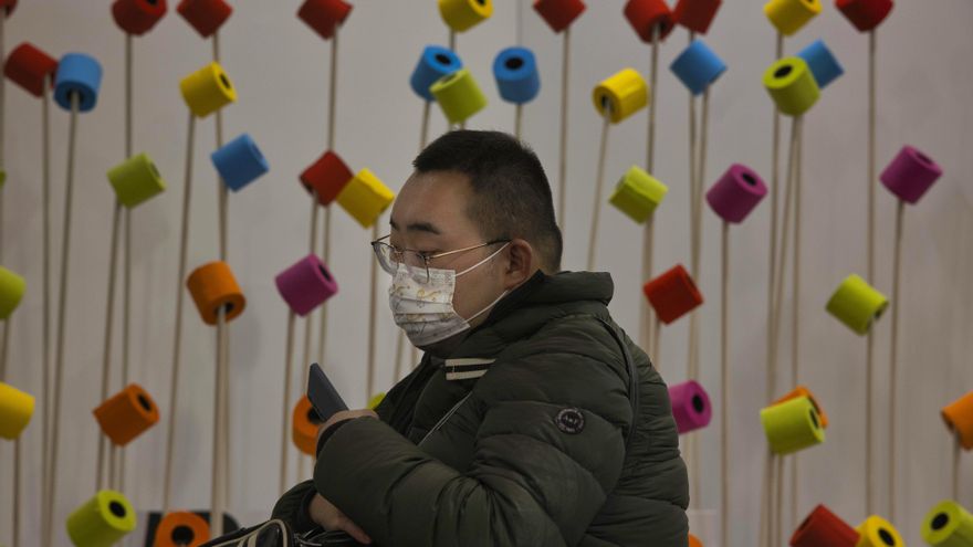 China suma 12 nuevos positivos de coronavirus, 2 de ellos, por contagio local. EFE/EPA/ALEX PLAVEVSKI