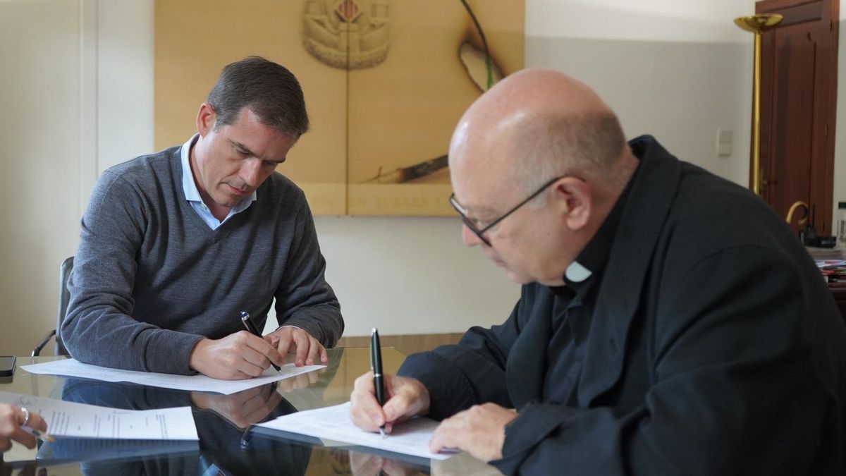 El alcalde de Xàtiva y el abad han firmado el acuerdo.