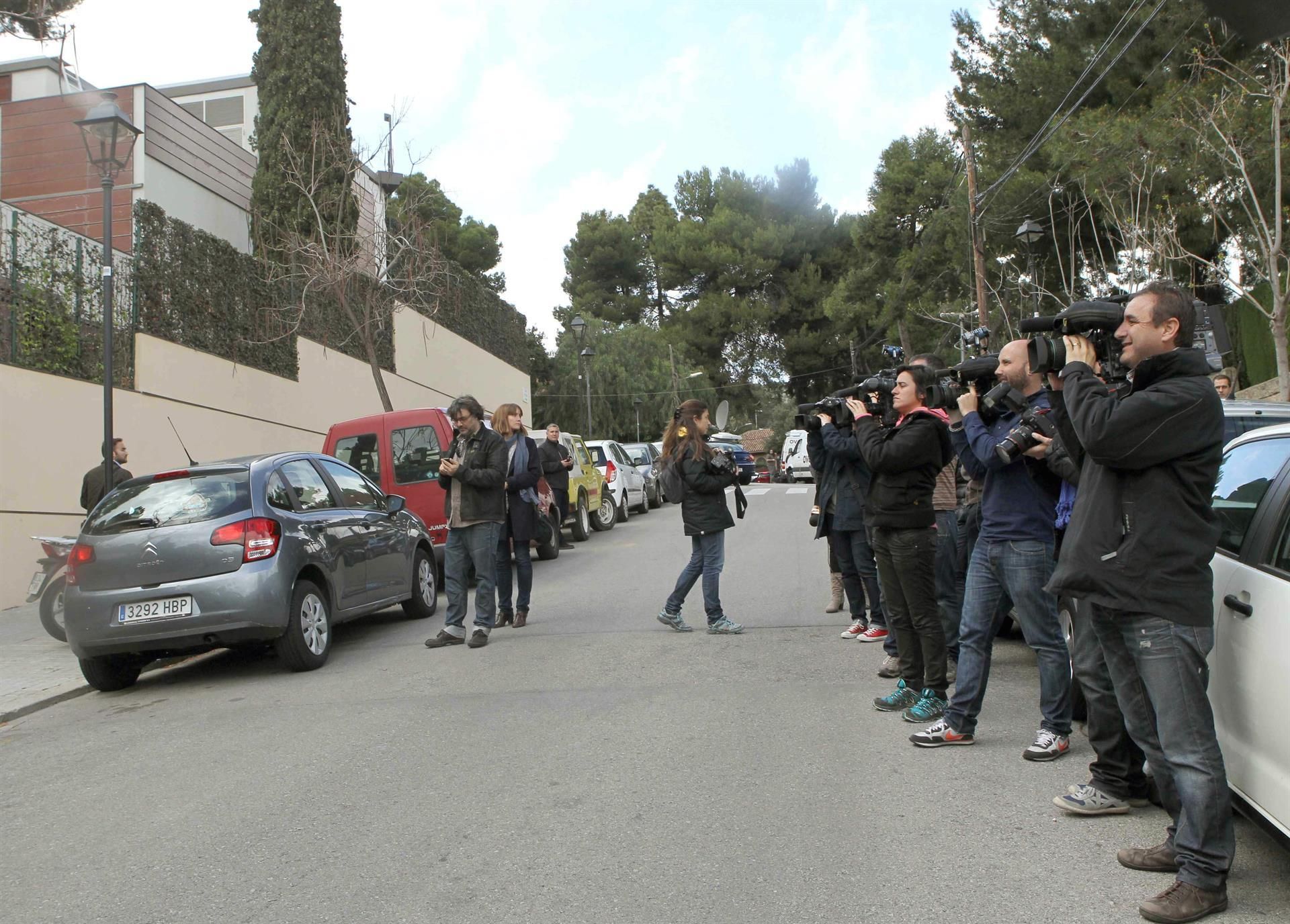 Cámaras y periodistas apostados frente al 'palacete' de Pedralbes el 3 de abril de 2013: la infanta Cristina acababa de ser imputada en el caso Nóos