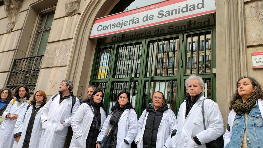 Los médicos de Madrid en huelga se encierran en la Consejería de Sanidad ante la parálisis del Gobierno de Ayuso