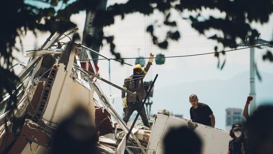 Colombia aguanta la respiración 72 horas después del terremoto: "Duele escuchar una voz bajo los escombros y no llegar a tiempo"