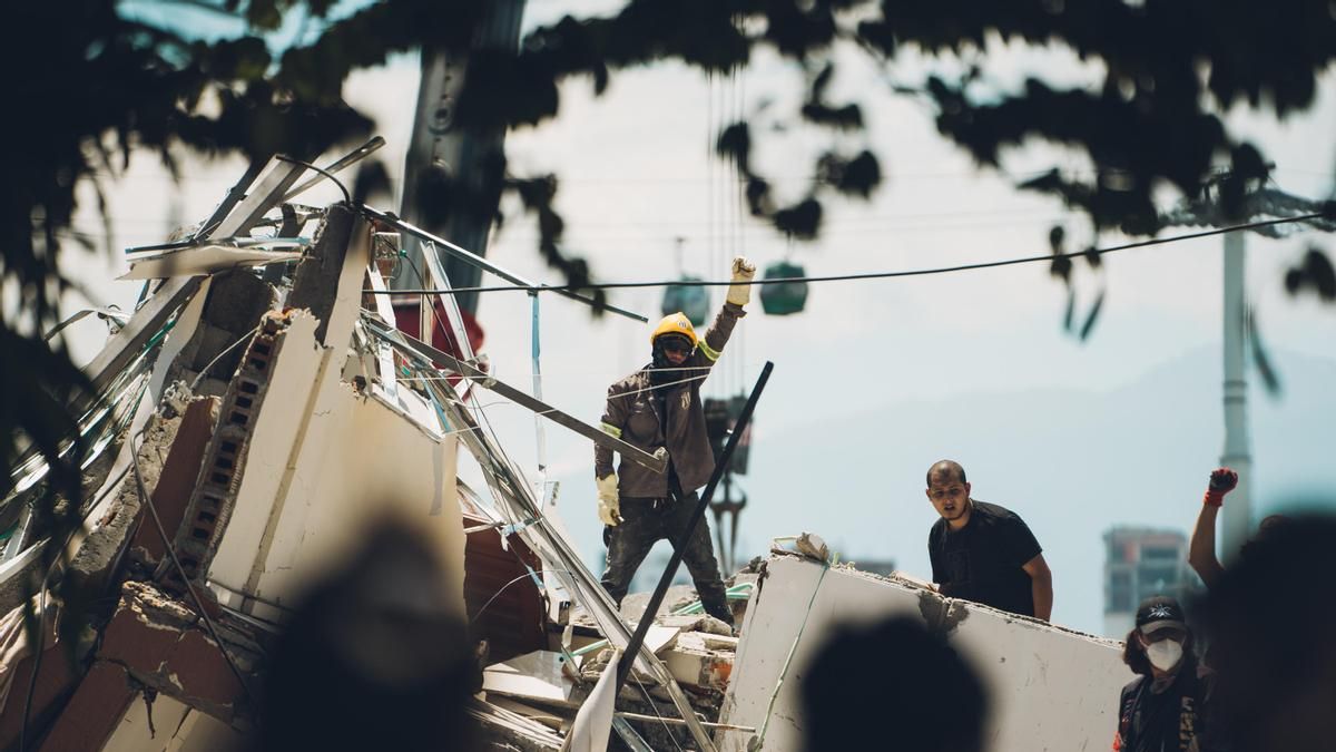 Colombia aguanta la respiración 72 horas después del terremoto: "Duele escuchar una voz bajo los escombros y no llegar a tiempo"
