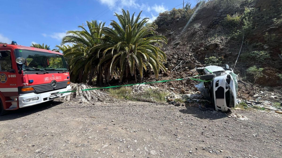 Los bomberos intervienen en un accidente en el que cayó un vehículo por una ladera en un barranco de Gran Canaria.