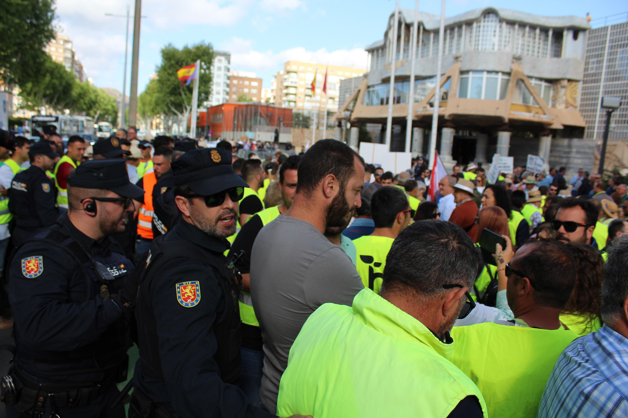Empujones y momentos de tensión durante la protesta