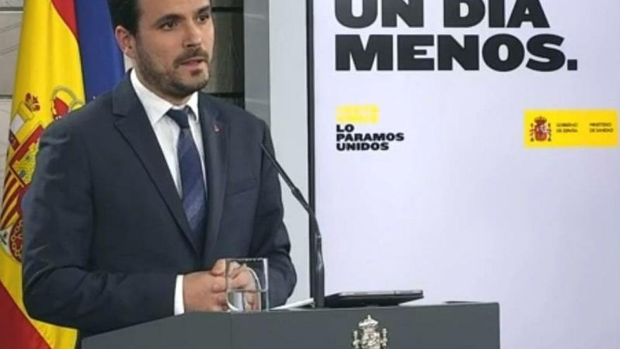 Captura de la señal institucional del ministro de Consumo Alberto Garzón, durante la rueda de prensa hoy miércoles en el Palacio de la Moncloa en Madrid.