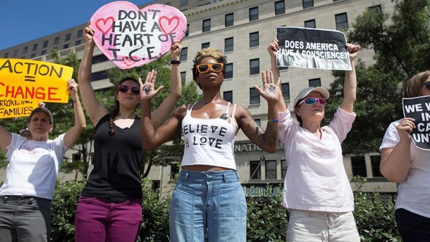 Detienen a 600 mujeres en una manifestación contra las políticas migratorias de Trump