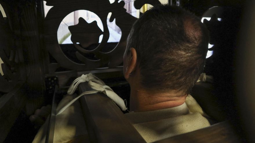 Un simulador de costalero: 35 kilos a hombros para bailar un paso hasta la catedral de Zamora