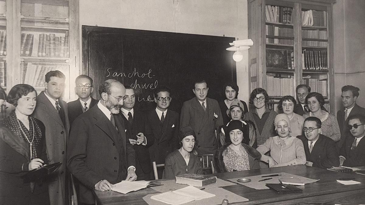 El filólogo e historiador Ramón Menéndez Pidal con un grupo de alumnas y alumnos en el Centro de Estudios Históricos. Entre ellos Rafael Lapesa.