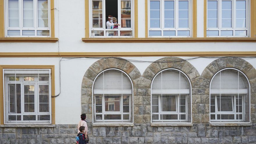 Archivo - Ventanas del Colegio Público Víctor Pradera en el primer día de colegio del curso escolar 2020-2021en Pamplona, Navarra (España), a 4 de septiembre de 2020